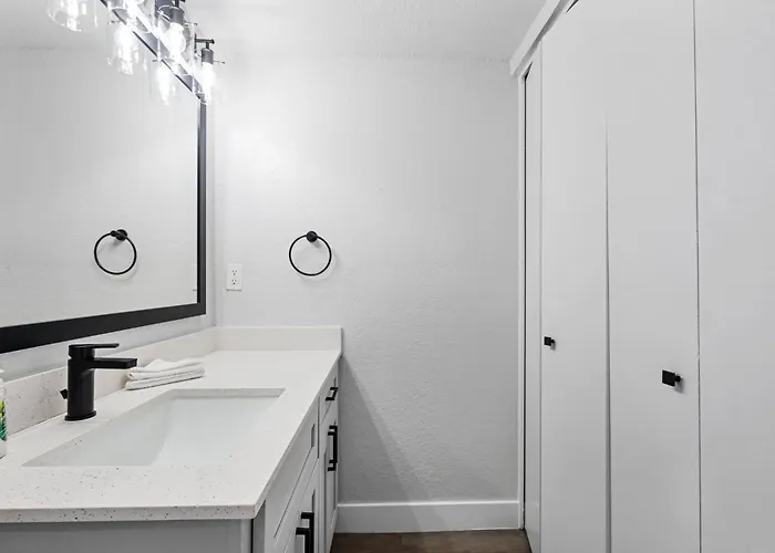 Luxurious 1b1b With Free Parking Scottsdale