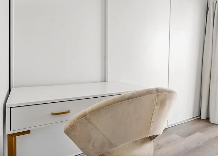 Luxurious 1b1b With Free Parking Apartment *