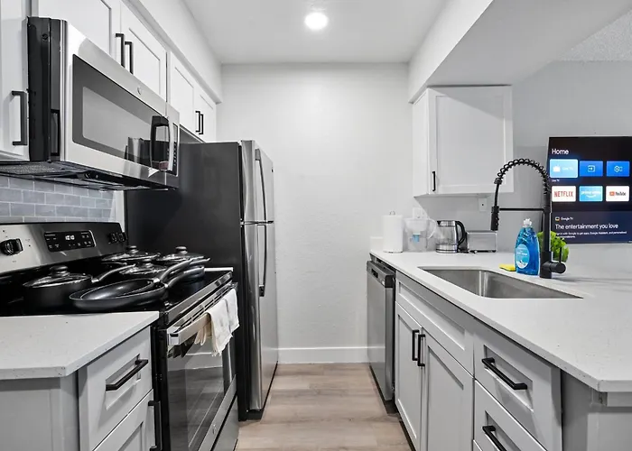 Luxurious 1b1b With Free Parking Apartment Scottsdale